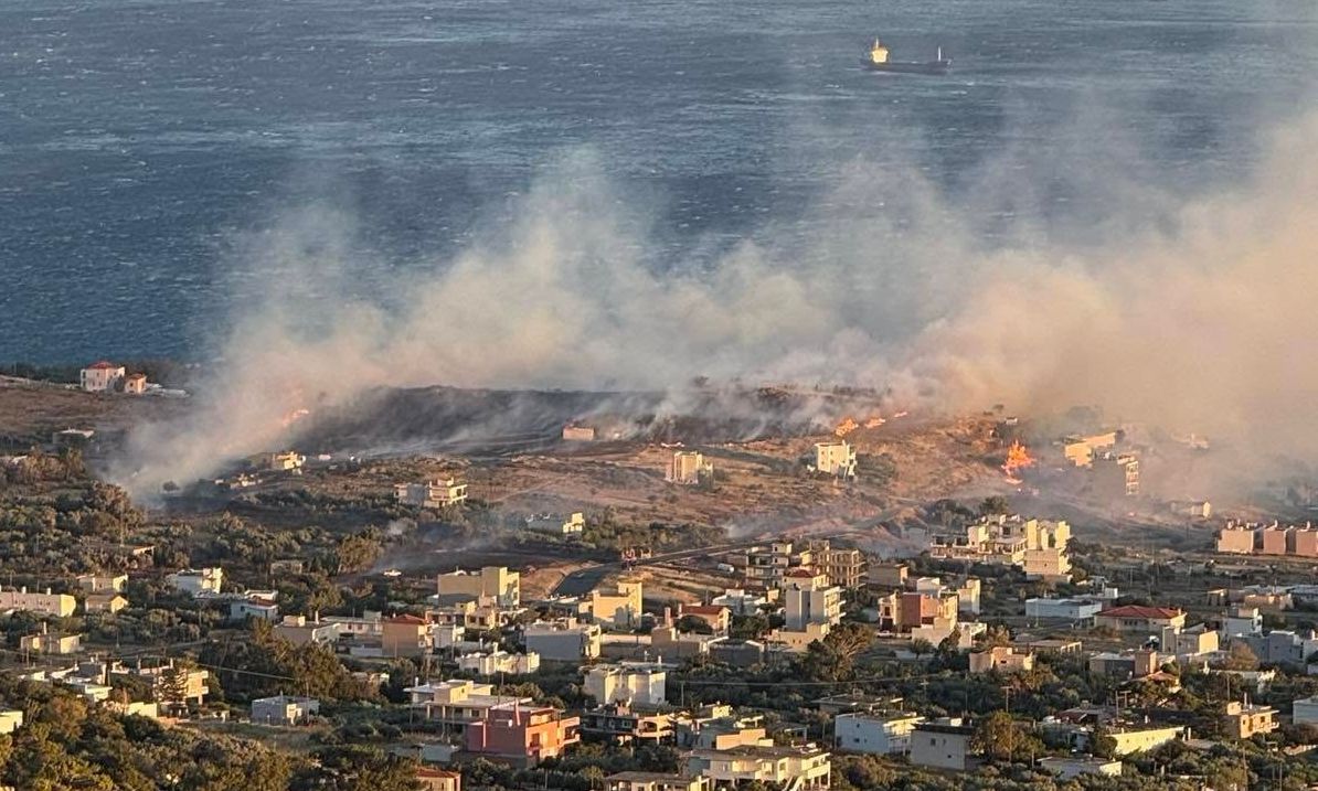 Φωτιά στην Κάρυστο: 112 για εκκένωση της Ανατολικής Επέκτασης