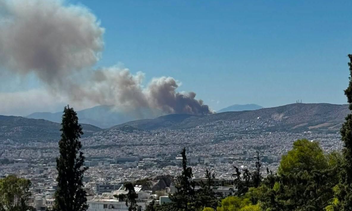 Φωτιά στη Δυτική Αττική:«Είχε εγκλωβιστεί κόσμος. Έχουν καεί πολλά σπίτια», λέει ο δήμαρχος Μάνδρας