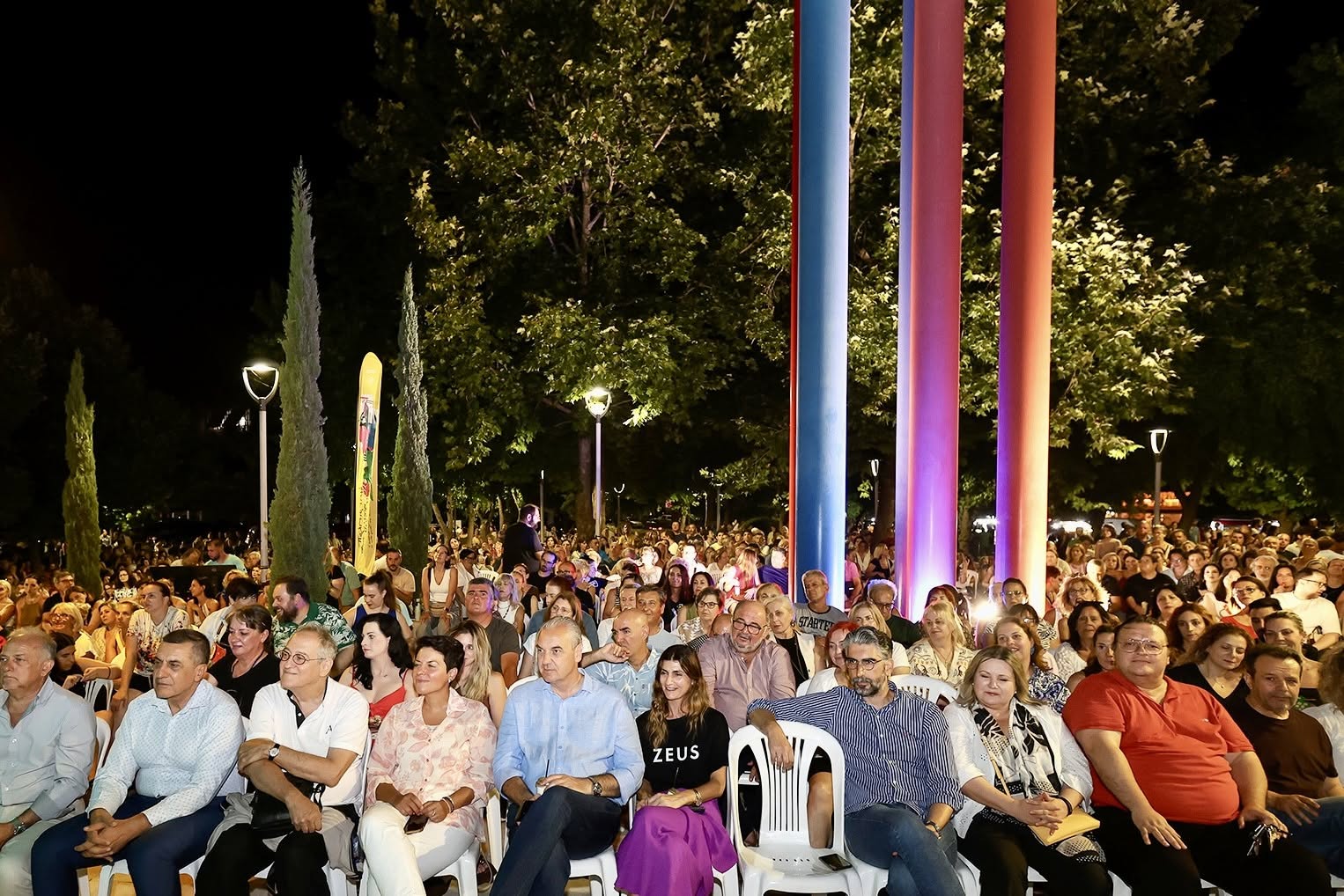 Περισσότεροι από 2.000 θεατές στη συναυλία του Χρήστου Θηβαίου στη Λάρισα. Περισσότεροι από 2.000 θεατές στη συναυλία του Χρήστου Θηβαίου στη Λάρισα.