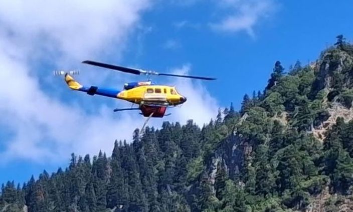 Φωτιά στα Άγραφα: Συγκλονιστικό βίντεο με ελικόπτερο να γεμίζει νερό από το ποτάμι