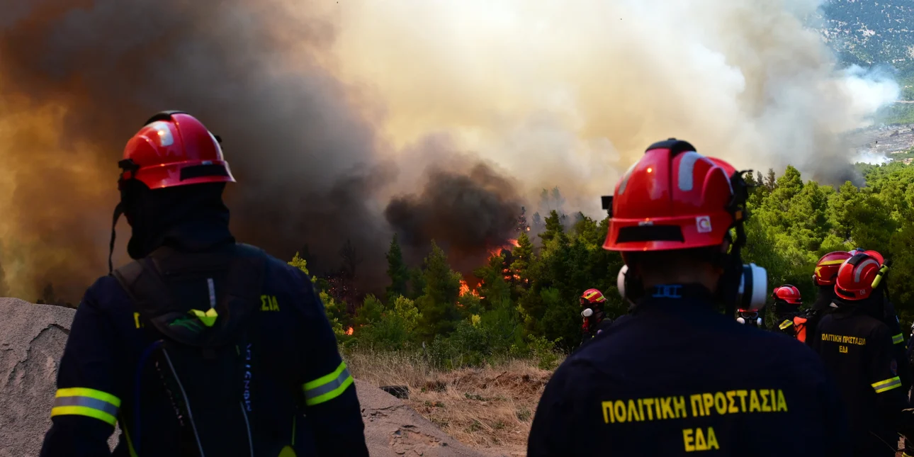 Μάχη με τις φλόγες στη Δυτική Αττική: Οι φλόγες έφτασαν στην Ψάθα, νέο 112 για εκκενώσεις