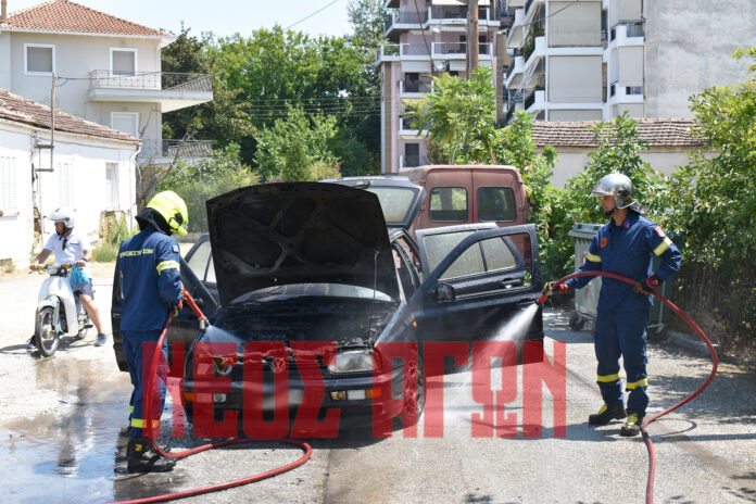 Στις φλόγες τυλίχθηκε αυτοκίνητο στο κέντρο της Καρδίτσας (ΦΩΤΟ)