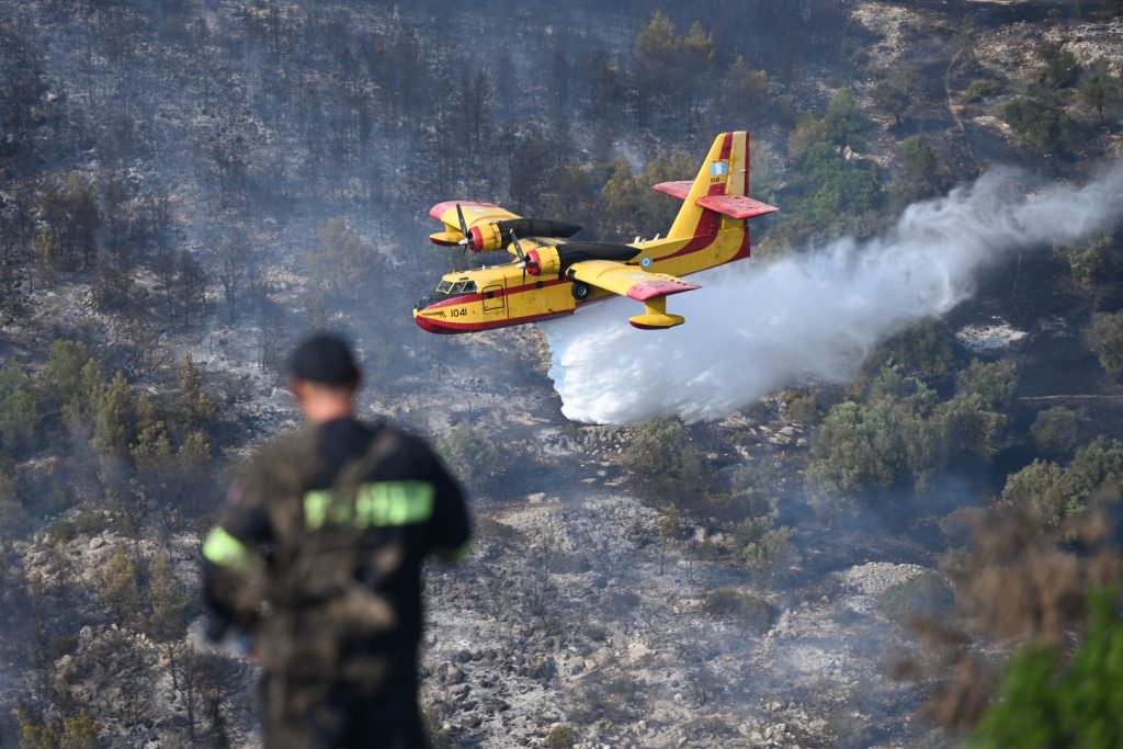«Συνθήκες πολέμου» μέσα στο κόκπιτ της αεροπυρόσβεσης: «Πονάει η ψυχή σου όταν δεν μπορείς να πετάξεις»