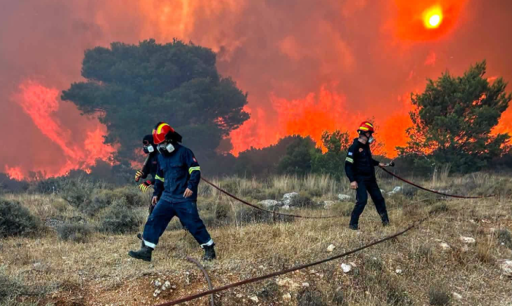 Φωτιά στον Κουβαρά Αττικής: Κάηκαν κτηνοτροφικές μονάδες, 112 για εκκένωση του Αγίου Στυλιανού – Πνέουν ισχυροί άνεμοι