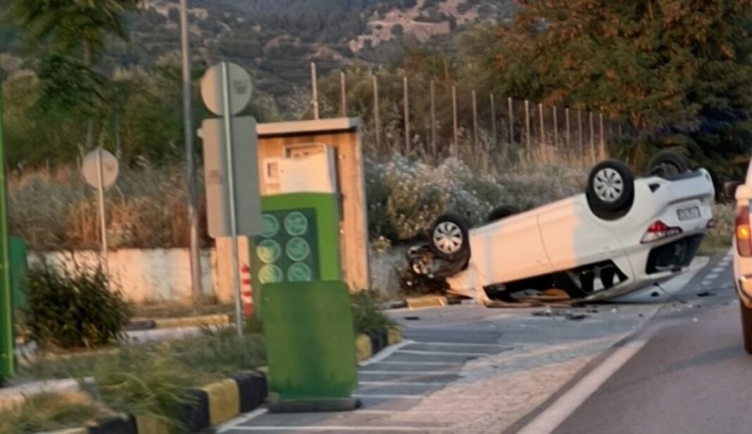 Αναστάτωση στην Ελασσόνα – Αυτοκίνητο ανετράπη και κατέληξε στην άκρη του οδοστρώματος