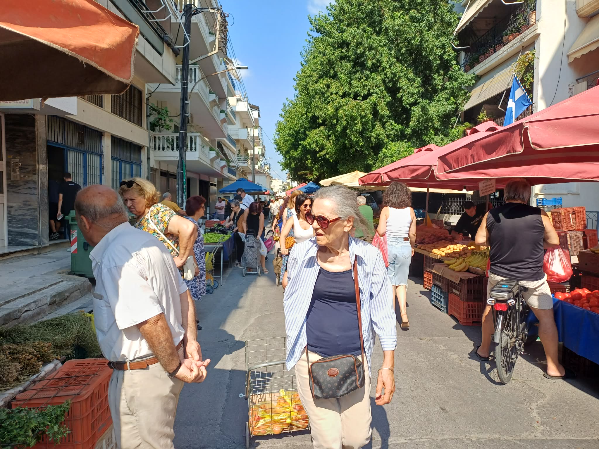Υποτονική η κίνηση στις λαϊκές αγορές της Λάρισας (ΦΩΤΟ)
