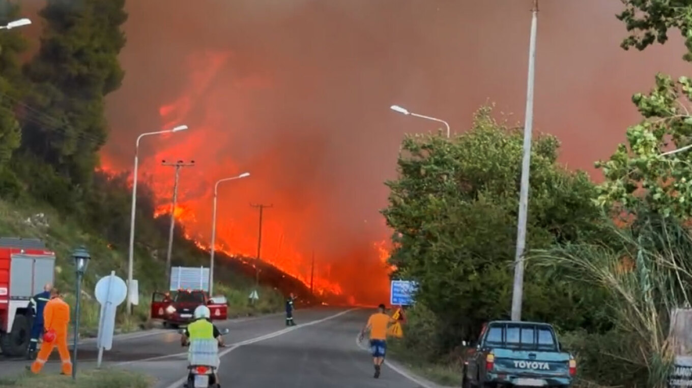 Μεγάλη φωτιά στη Χαλκιδική: Δίπλα σε σπίτια οι φλόγες, εκκενώνονται Σίβηρη και Φούρκα - Μέτωπα σε Αιτωλοακαρνανία και Βοιωτία