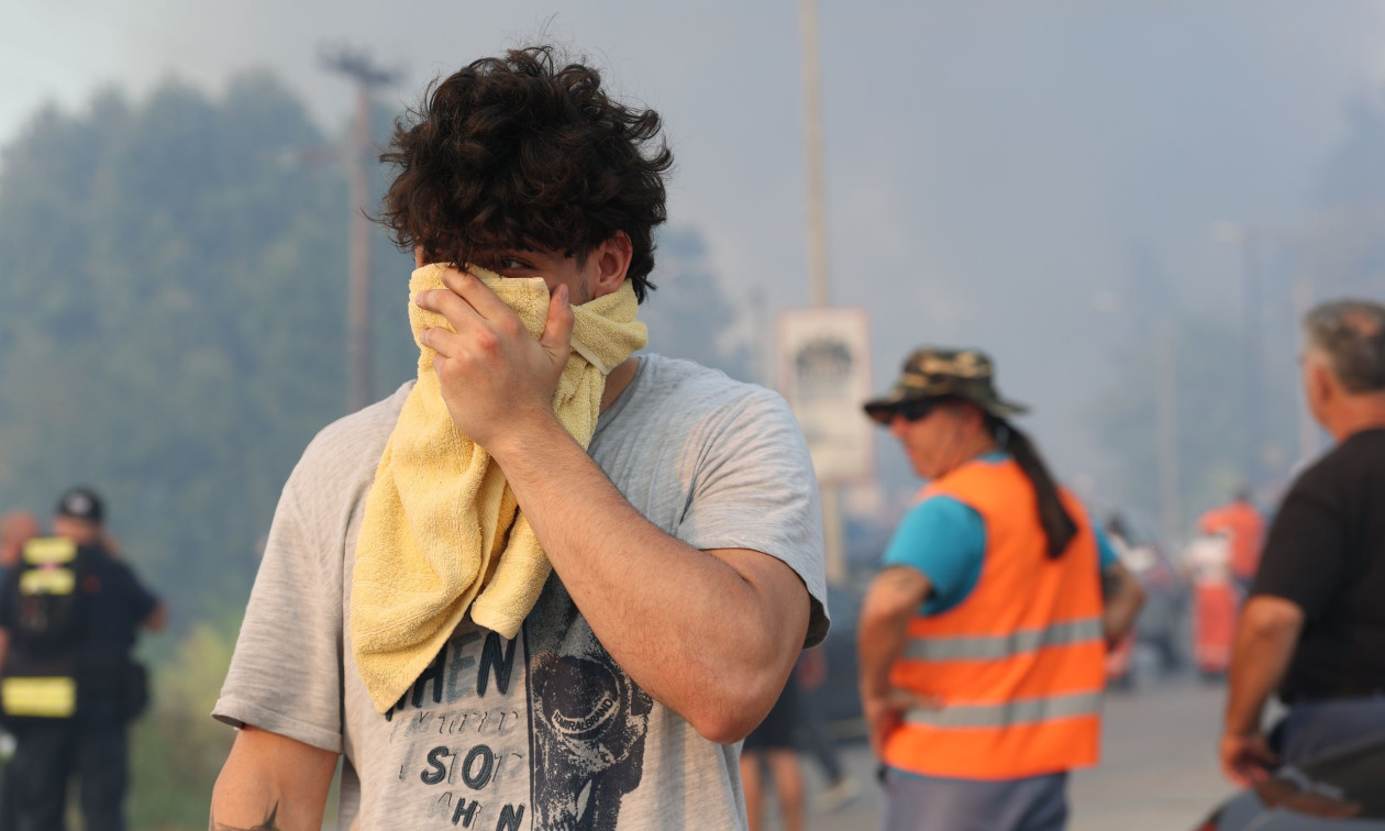 Εκτός ελέγχου η φωτιά στη Χαλκιδική, δύο τραυματίες πυροσβέστες –Διαδοχικές εκκενώσεις περιοχών