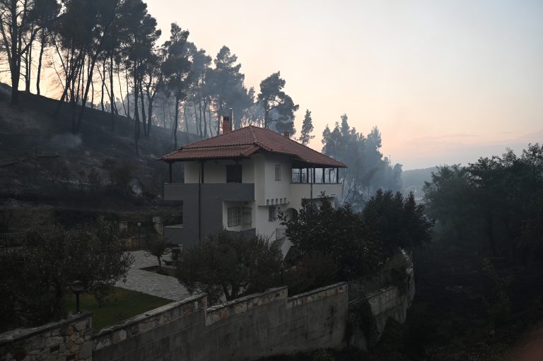 Φωτιά στη Χαλκιδική: Μάχη των πυροσβεστών με διάσπαρτες εστίες στη Σίβηρη – Βελτιωμένη η εικόνα, απομακρύνθηκαν 481 κάτοικοι
