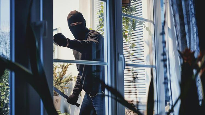 Φάρσαλα: Μπήκαν στο σπίτι του από το παράθυρο, τον λήστεψαν και τον κλείδωσαν