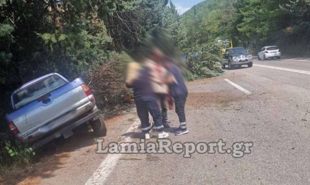 Σοβαρό τροχαίο στη Λαμία: Αγροτικό όχημα βγήκε εκτός δρόμου και έριξε δύο δέντρα - Εικόνες
