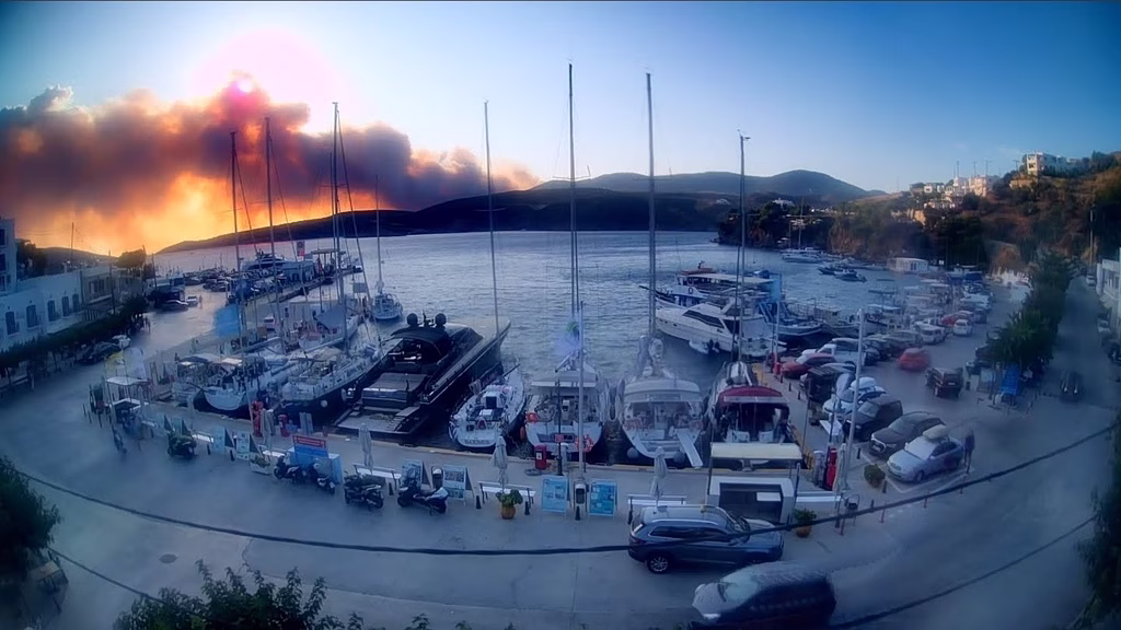 Φωτιά στη Σκύρο: Νέο 112 για εκκένωση της περιοχής Πεύκο – «Πρόκειται για δύσκολη πυρκαγιά»