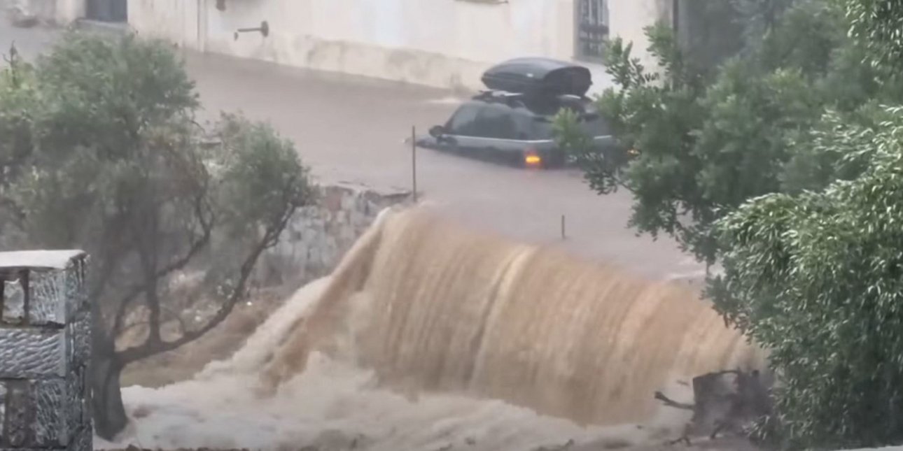 Μάνη: Πλημμύρισαν δρόμοι λόγω καταρρακτώδους βροχής -Γυναίκα χτυπήθηκε από κεραυνό μέσα στο αυτοκίνητό της