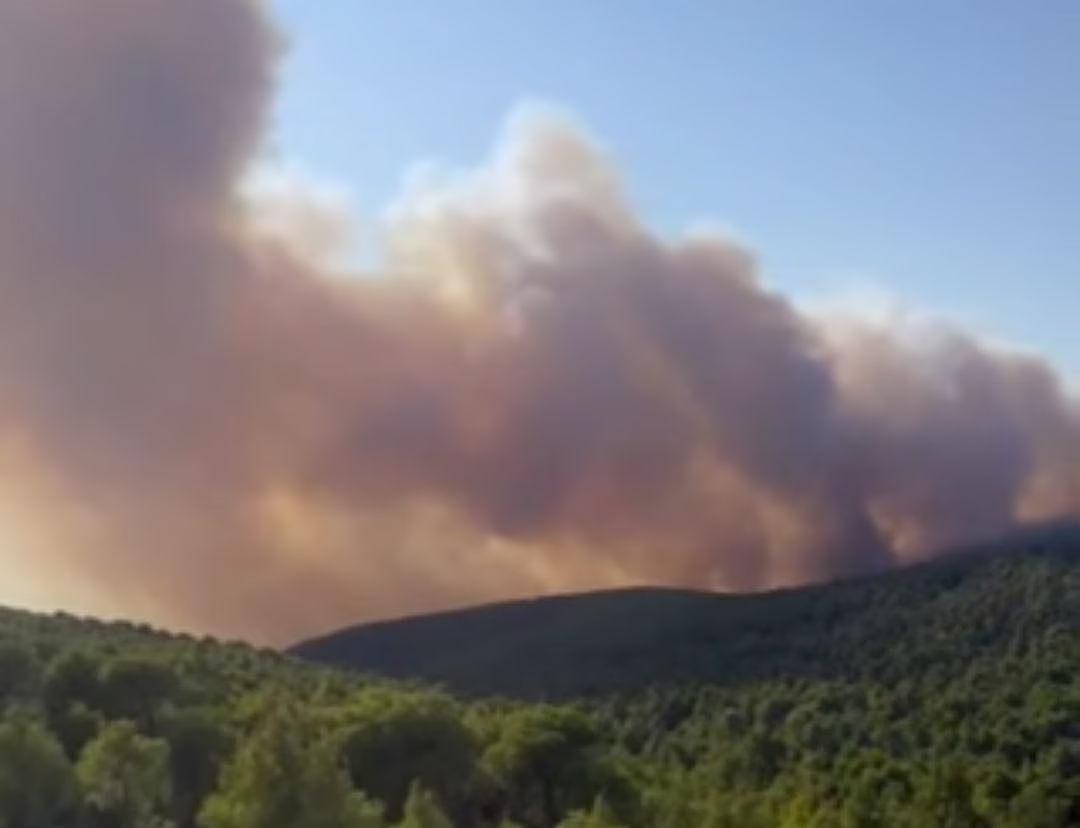 Σκύρος: Ολονύχτια μάχη με τις φλόγες - Μηνύματα από το 112 για εκκενώσεις-ενίσχυση με πυροσβέστες και από Θεσσαλία