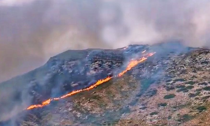 Πυρκαγιά στην Άνδρο - Καίει στην περιοχή Κάτω Απρόβατος - Στάλθηκε μήνυμα από το 112