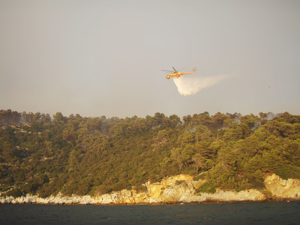 Φωτιά στη Σκύρο: Δύο τα πύρινα μέτωπα στο νησί - Δώδεκα εναέρια μέσα στη μάχη με τις φλόγες