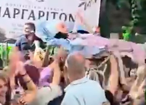 Επικό σκηνικό σε πανηγύρι: Σήκωσαν κατάκοιτη γιαγιά με την ξαπλώστρα στα χέρια (βίντεο)