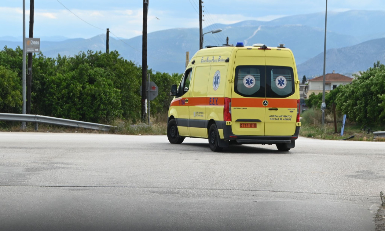 Τροχαίο με τρία μηχανάκια στα Καμένα Βούρλα - Στο νοσοκομείο 4 άτομα, δύο ανήλικοι