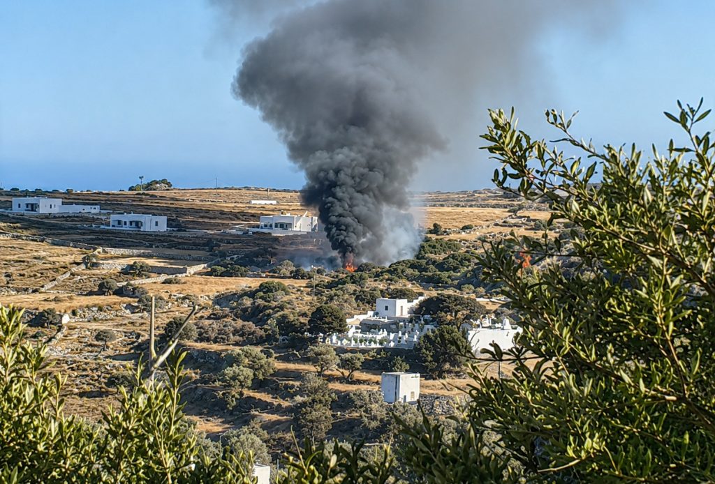 Τραγωδία στη Σίφνο: Συνετρίβη ελικόπτερο και τυλίχθηκε στις φλόγες – Τουλάχιστον τρεις νεκροί