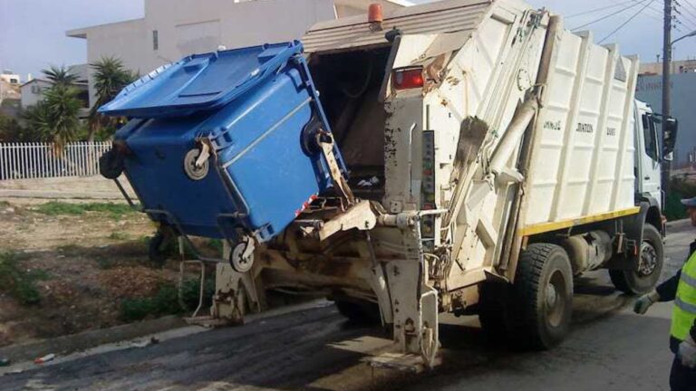 Εργατικό ατύχημα στον δήμο Βόλου – Εργαζόμενη τραυματίστηκε μετά από πτώση από απορριμματοφόρο