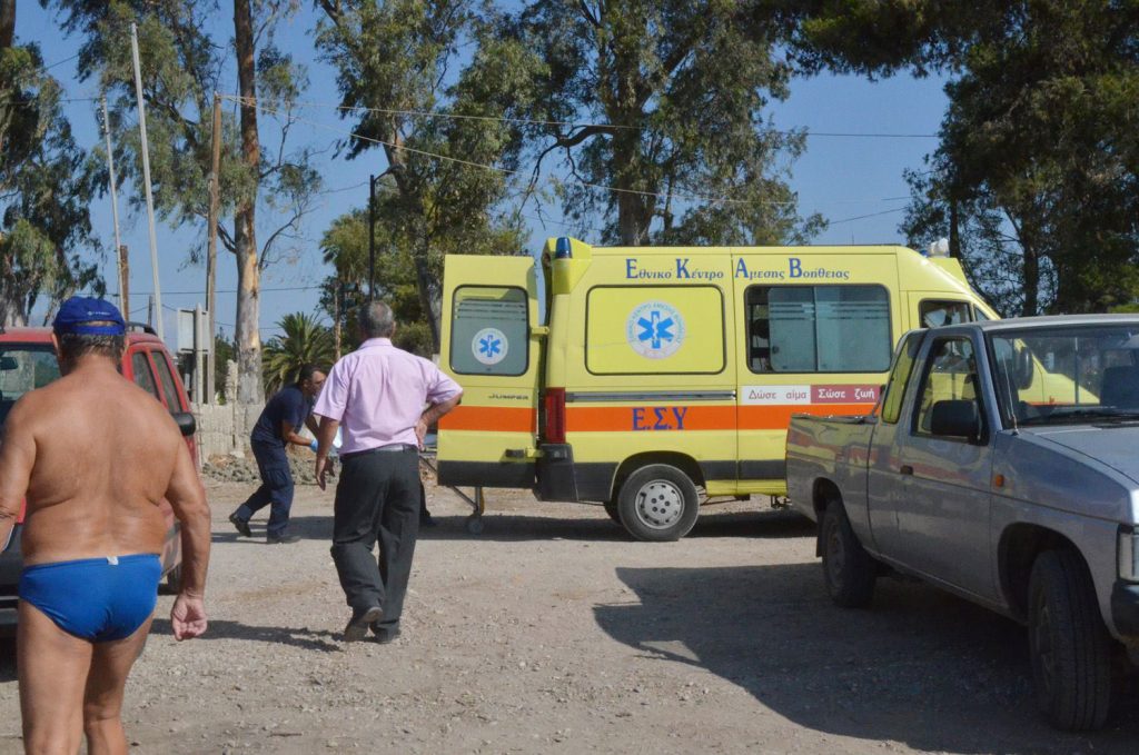 Χαλκιδική: «Mάχη» να κρατηθεί στη ζωή 41χρονη που παρασύρθηκε από τα κύματα, προσπαθώντας να προστατέψει το παιδί της