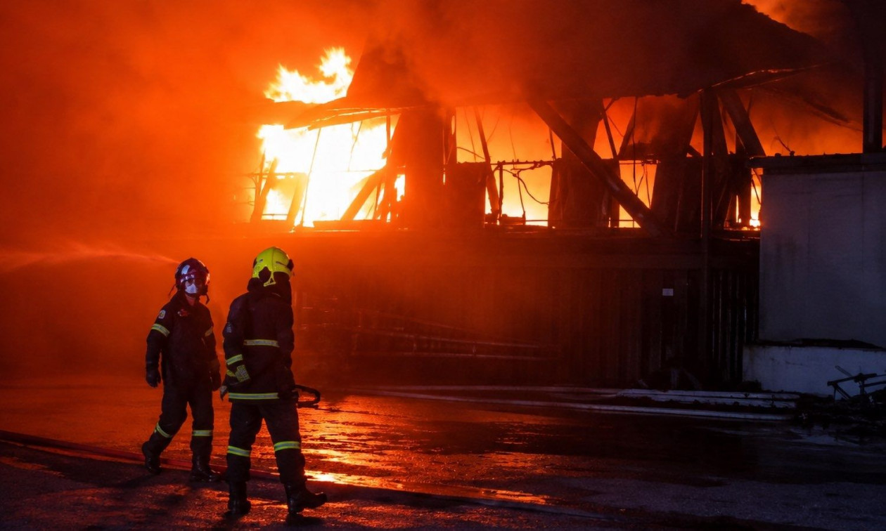 Μεγάλη φωτιά σε εργοστάσιο στη Λάρισα - Εξετάζεται και το ενδεχόμενο εμπρησμού