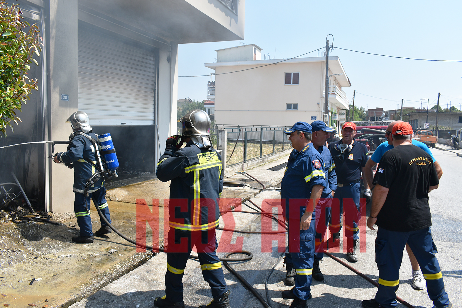 Φωτιά σε αποθήκη επιχείρησης στους Σοφάδες - Κατέκαψε αυτοκίνητο, μηχανάκια και εξοπλισμό (φωτο +video)