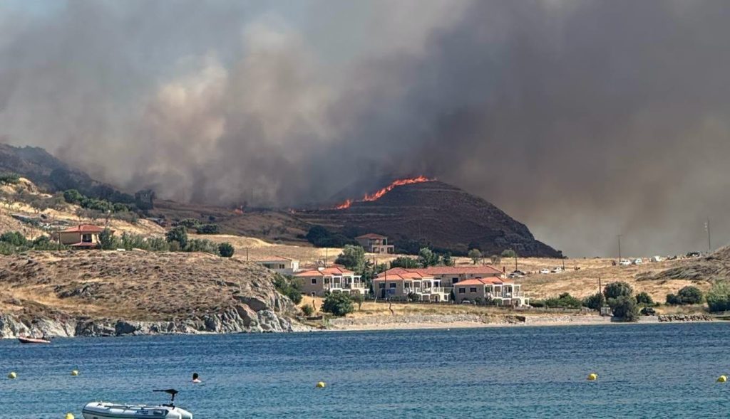 Μάχη με τις φλόγες σε 4 μέτωπα: Εκκενώνονται περιοχές στη Λήμνο, απομακρύνθηκαν 59 άτομα δια θαλάσσης