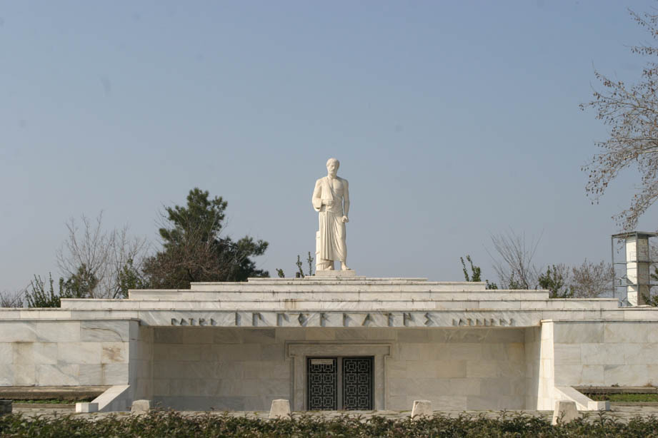 Η Λάρισα δεν έχει παραλίες έχει όμως αρχαίο θέατρο και τον Ιπποκράτη!