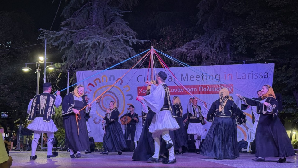 Η Λάρισα υποδέχθηκε τον κόσμο μέσα από τον χορό Η Λάρισα υποδέχθηκε τον κόσμο μέσα από τον χορό