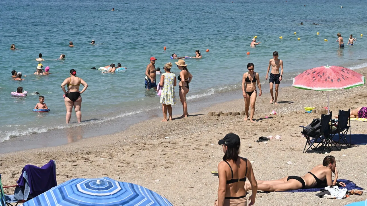 Σε κλοιό καύσωνα η χώρα με θερμοκρασίες έως 42 βαθμούς – Σε «red code» για πυρκαγιά 11 περιοχές
