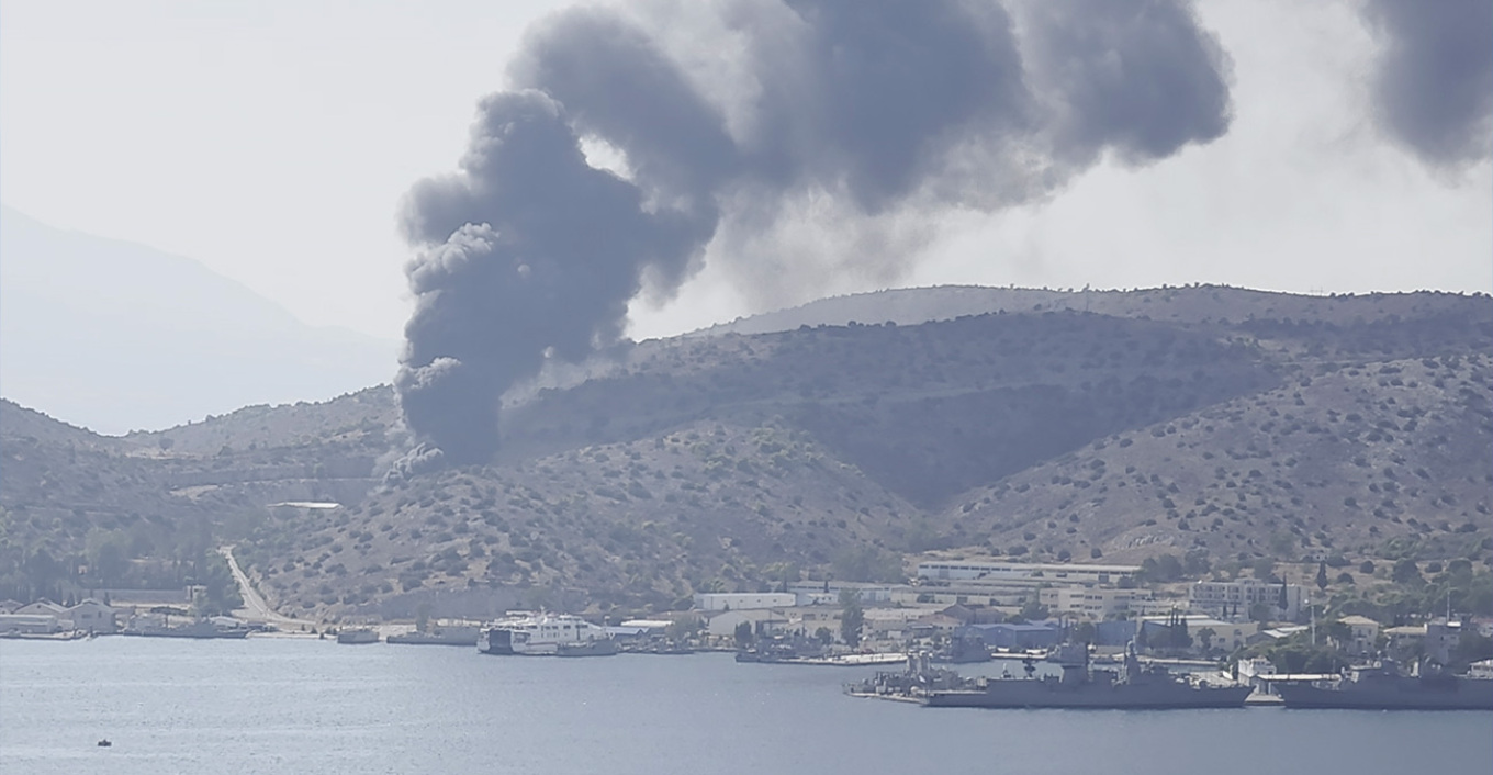 Μάχη σε έξι πύρινα μέτωπα: Ισχυρές δυνάμεις σε Σαλαμίνα και Βοιωτία, μπαράζ 112 για εκκενώσεις οικισμών