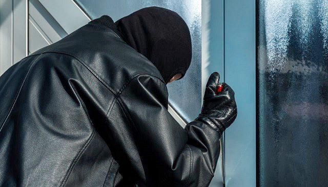 Σύλληψη 44χρονου στον Βόλο για κλοπή 3.500 ευρώ από επιχείρηση