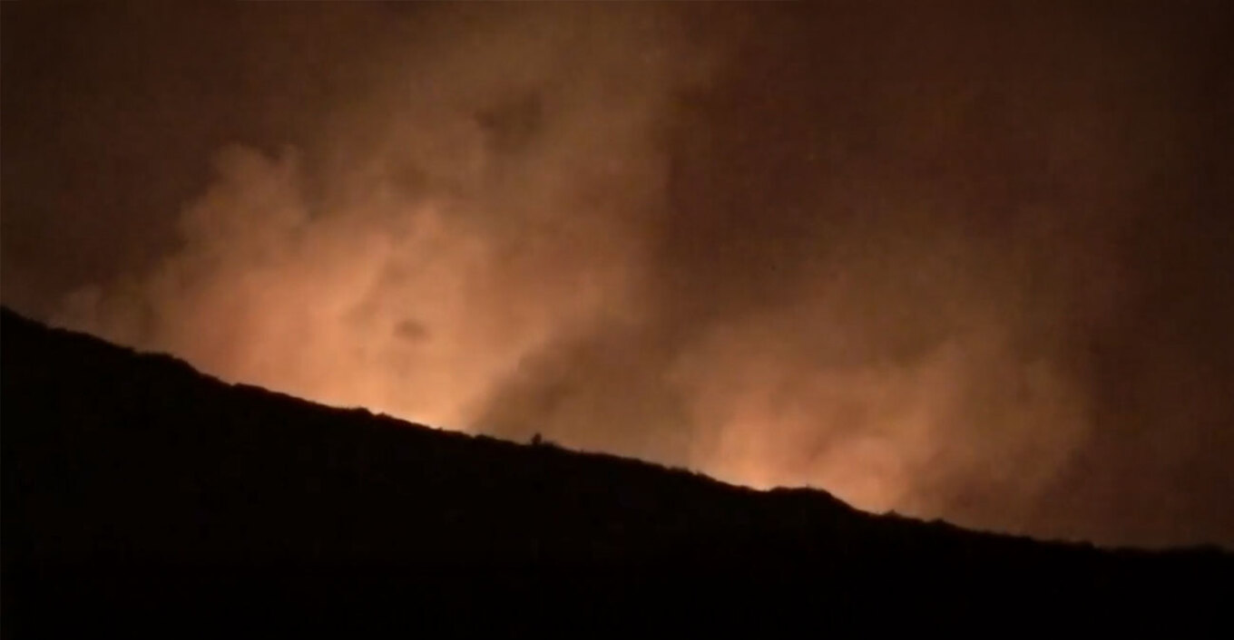 Νυχτερινή μάχη σε 4 πύρινα μέτωπα, απανωτά 112 για εκκενώσεις σε Σαλαμίνα και Βοιωτία, χωρίς ενεργό μέτωπο η Κερατέα