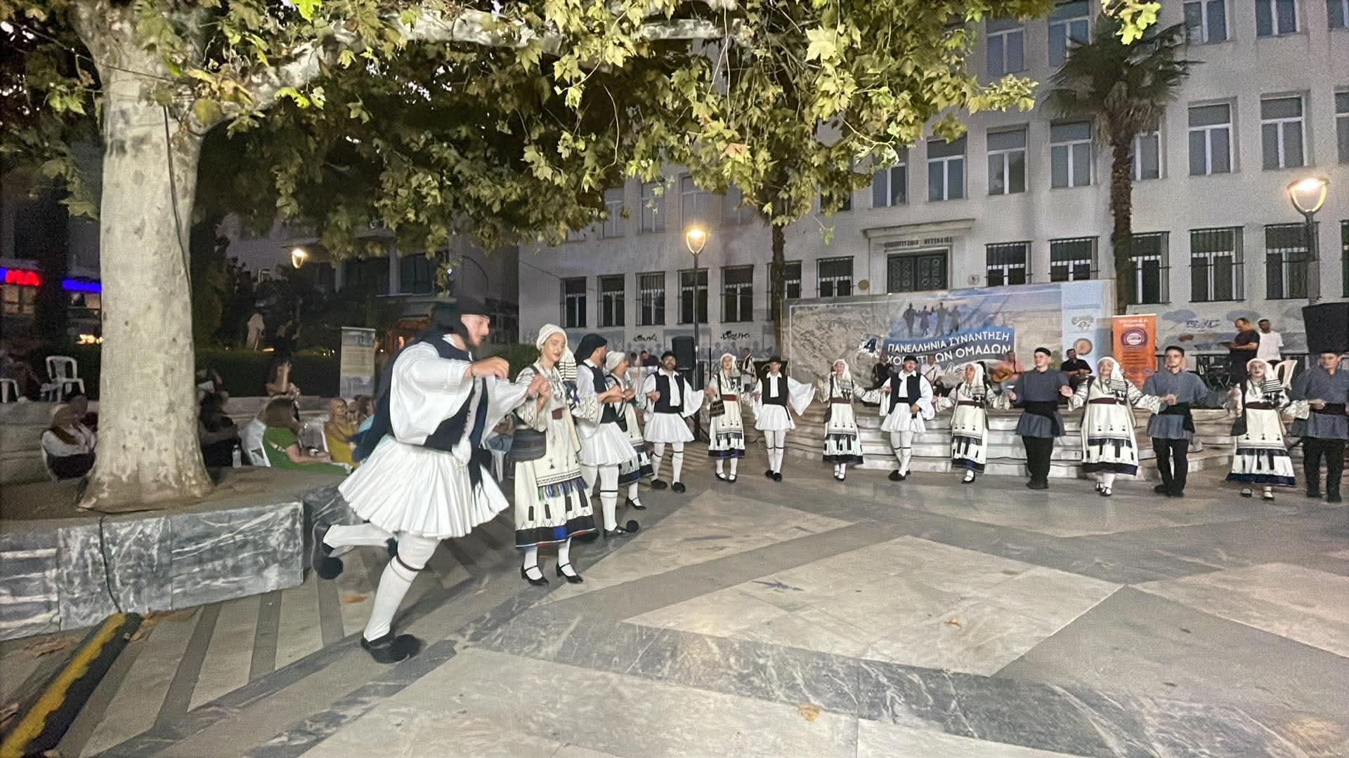 Με χορό και μουσική πλημμύρισε η πλατεία Ταχυδρομείου στη Λάρισα (ΦΩΤΟ)
