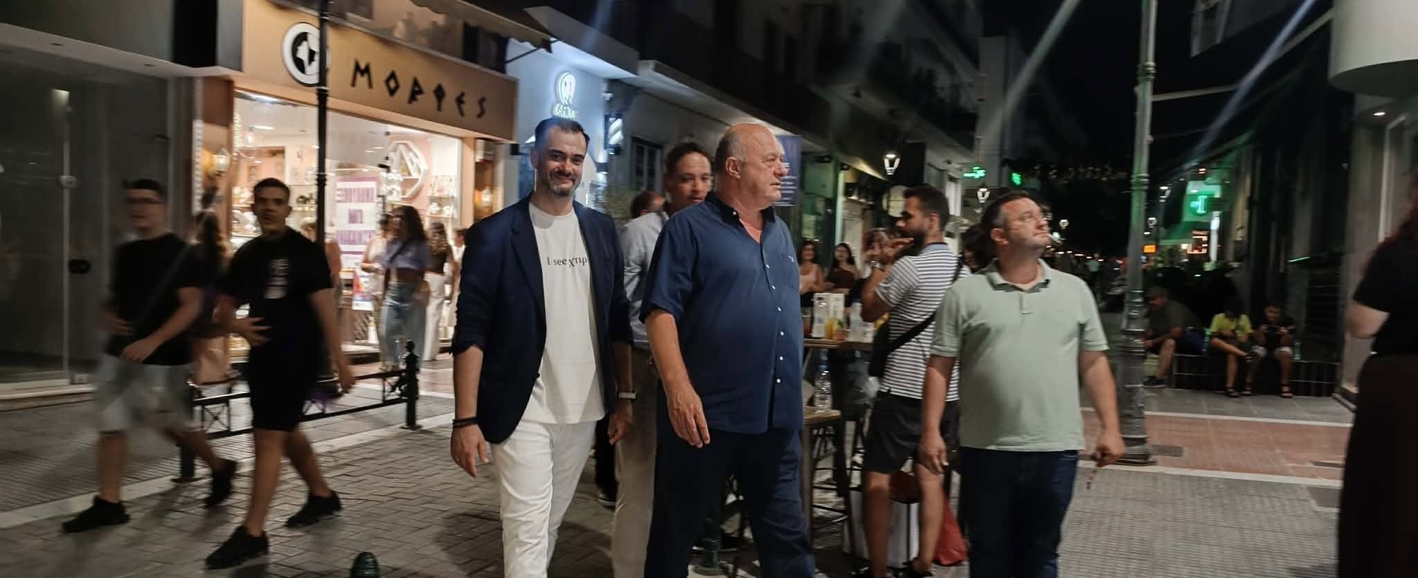 Στη Λευκή Νύχτα ο Αχιλλέας Μπέος – Βόλτα και ψώνια στην αγορά του Βόλου [εικόνες]