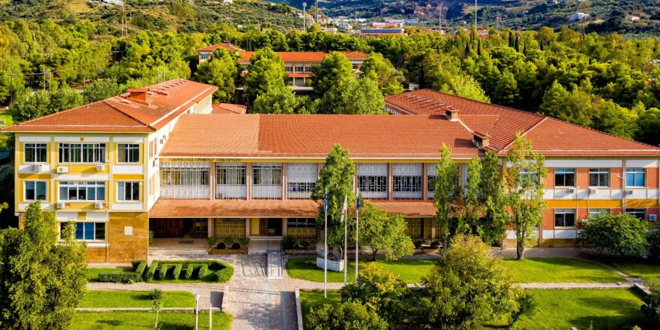 Πάτρα: Καθηγητής στο πανεπιστήμιο απαγορεύει τα γυαλιά χωρίς ιατρική βεβαίωση - «Μάχη» κατά της αντιγραφής μέσω AI
