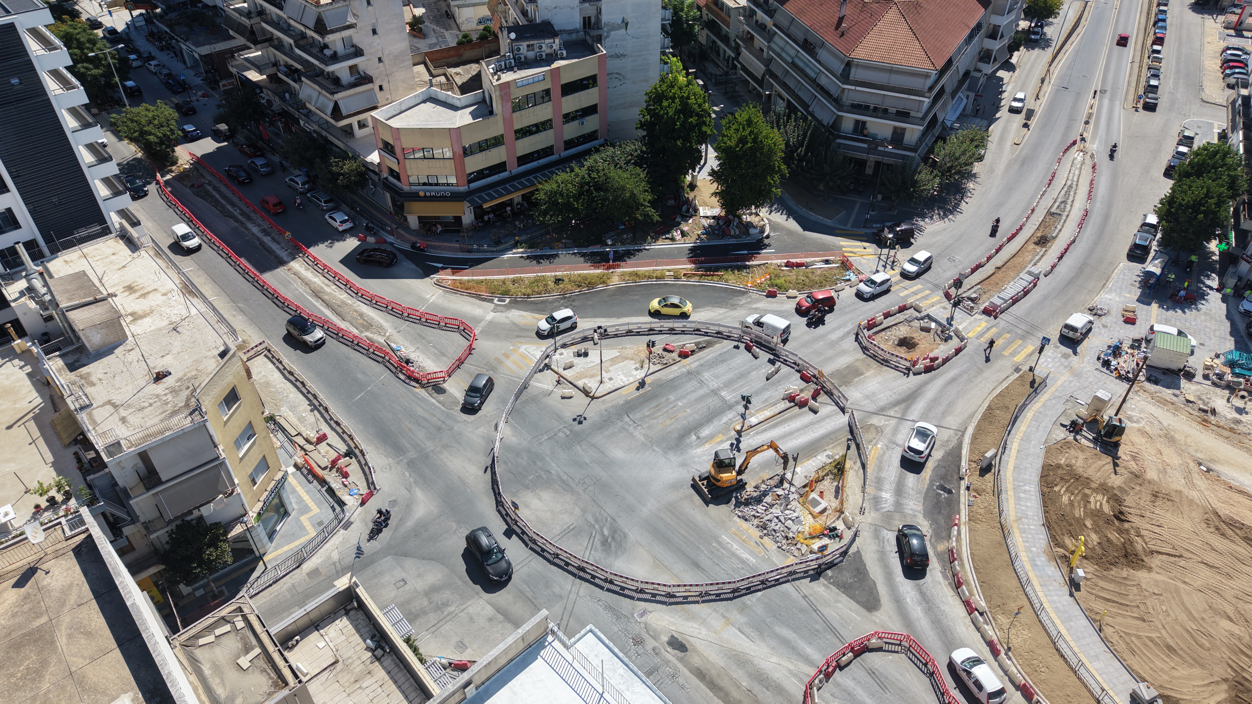 Λάρισα: Σε λειτουργία ο κυκλικός κόμβος στη συμβολή Ηρ. Πολυτεχνείου και Φαρσάλων (ΦΩΤΟ)