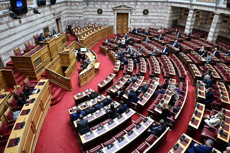 Στα ύψη η πολιτική αντιπαράθεση για το πακέτο της ΔΕΘ: Μόνιμα μέτρα στήριξης του εισοδήματος λέει η κυβέρνηση