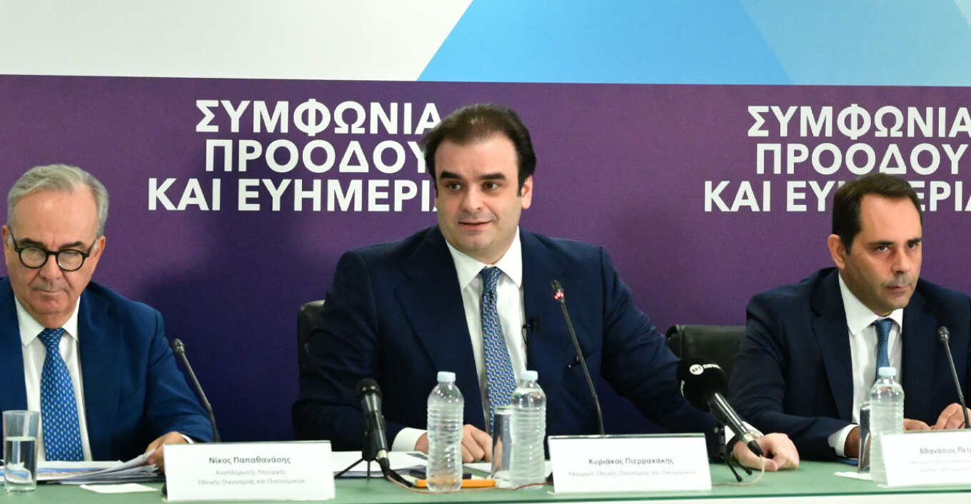 Τέλος στο «έξτρα» τεκμαρτό για 9 στους 10 επαγγελματίες, αυξήσεις σε μισθούς και συντάξεις - Δείτε πίνακες