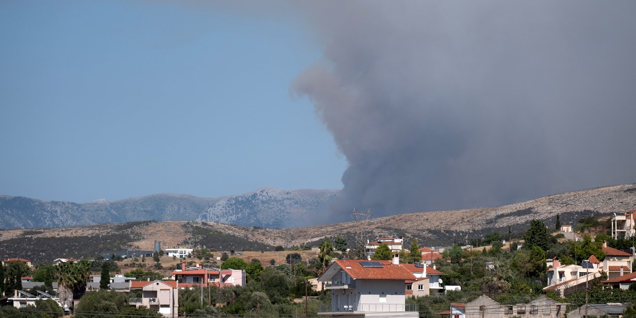 Μεγάλη η φωτιά στην Μακρυκάπα Εύβοιας: Ενισχύθηκαν οι δυνάμεις, επιχειρούν 13 εναέρια – εκκενώθηκε ο οικισμός Τριάδα