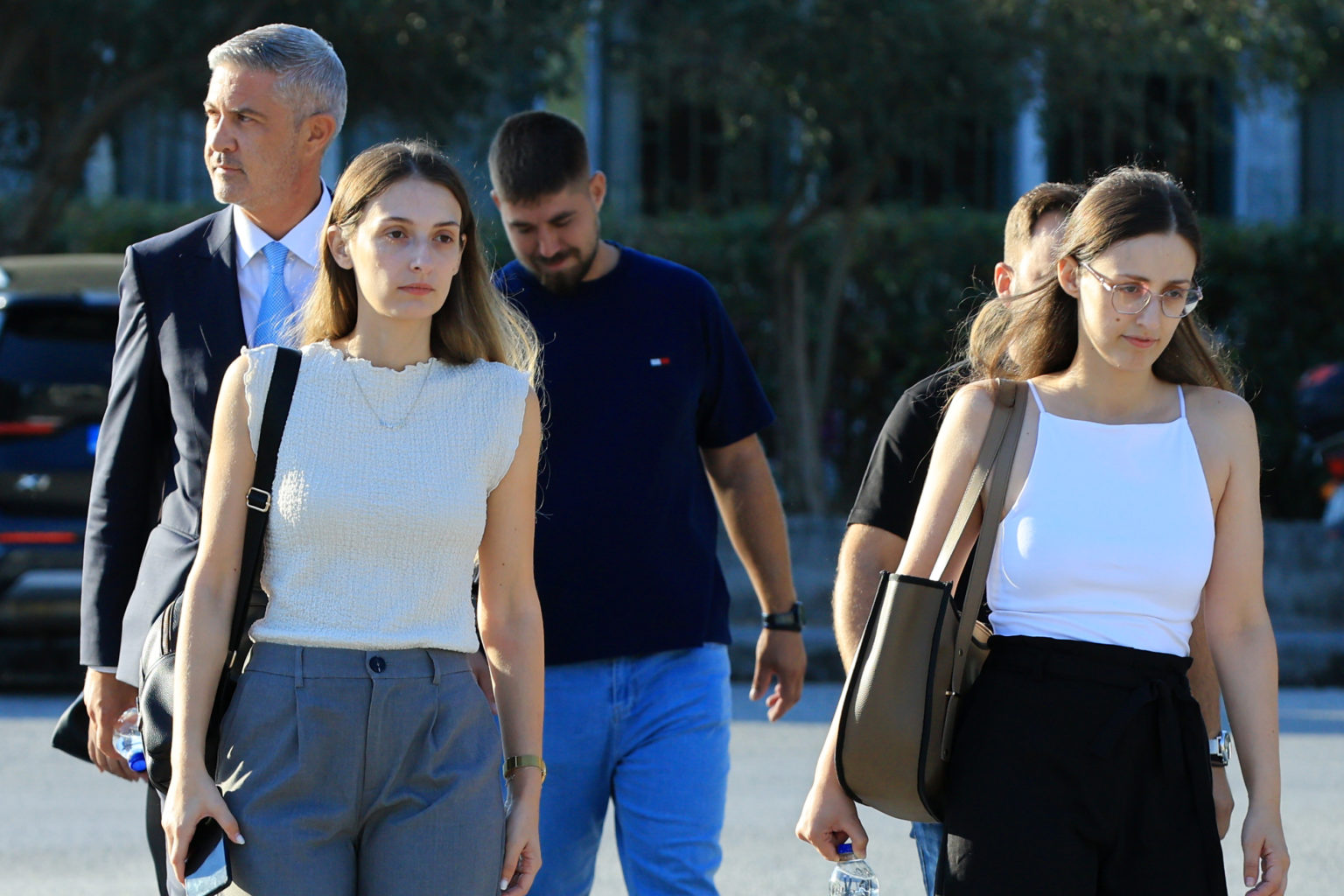 Δίκη για τα Τέμπη: «Μας φέρανε τον μπαμπά σε ένα κλειστό φέρετρο, δεν τον αποχαιρετήσαμε όπως έπρεπε»
