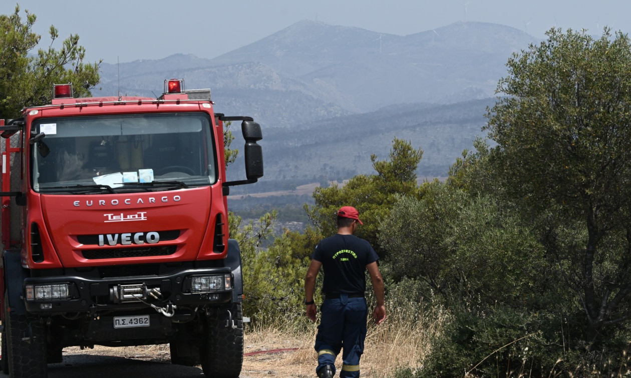 Μέγαρα: Ενισχύθηκαν οι δυνάμεις πυρόσβεσης - Μαίνεται η φωτιά σε δασική έκταση