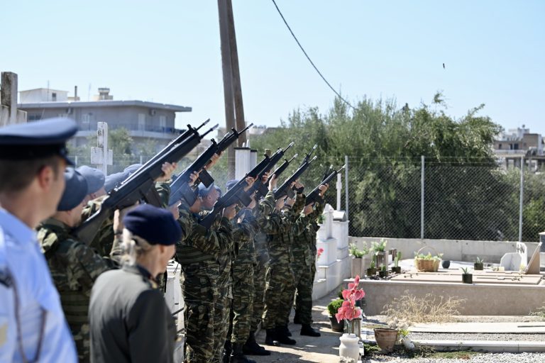 Σε κλίμα οδύνης η κηδεία του επισμηναγού Γιάννη Μπλέσια, πιλότου του μοιραίου Pahntom