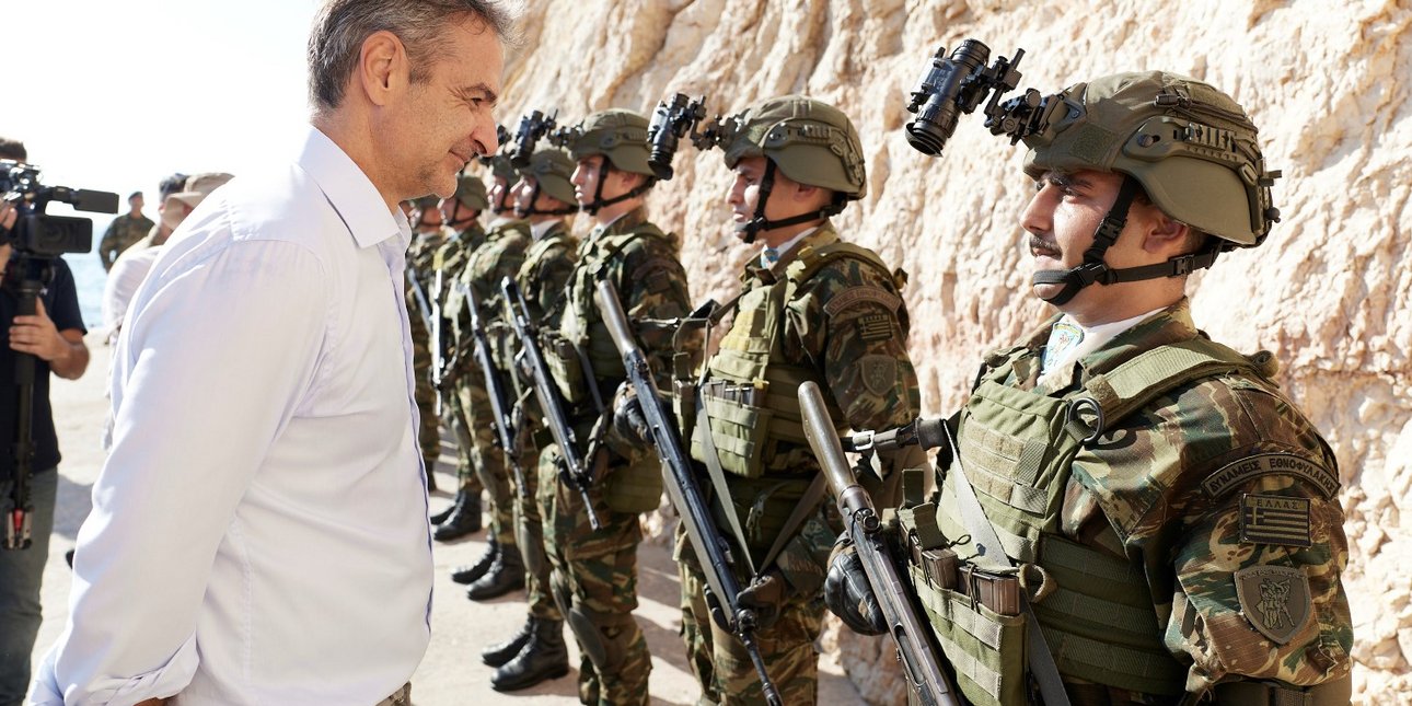 Στις μικρονήσους Ρω και Στογγυλή ο Κυριάκος Μητσοτάκης: Επισκέφθηκε φυλάκια και κατέθεσε στεφάνι