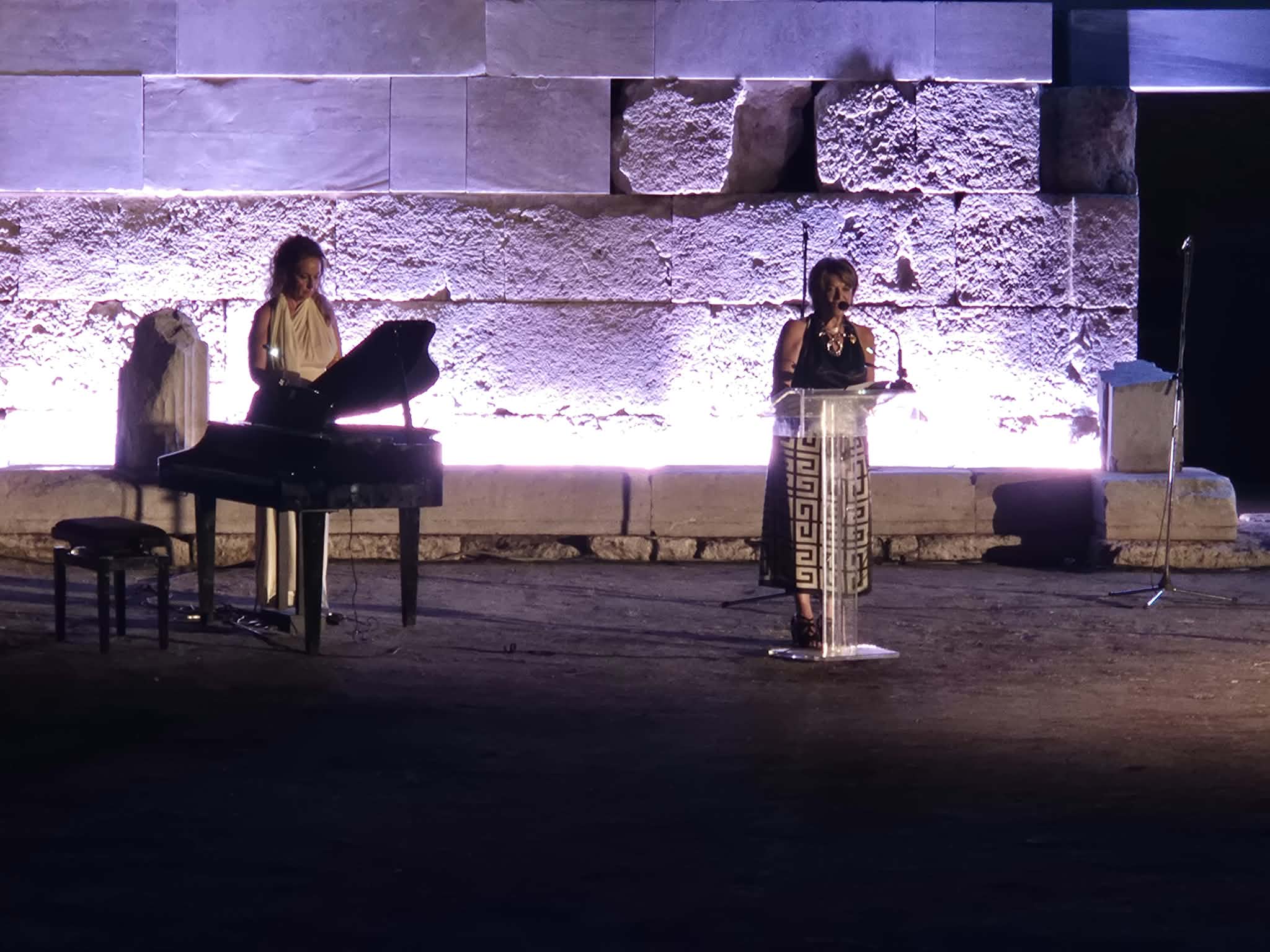 «Ιπποκράτεια Ορκική Ηθική»: Η βροχή δεν εμπόδισε τη μεγάλη προσέλευση στο Αρχαίο Θέατρο Λάρισας (ΦΩΤΟ+ video)