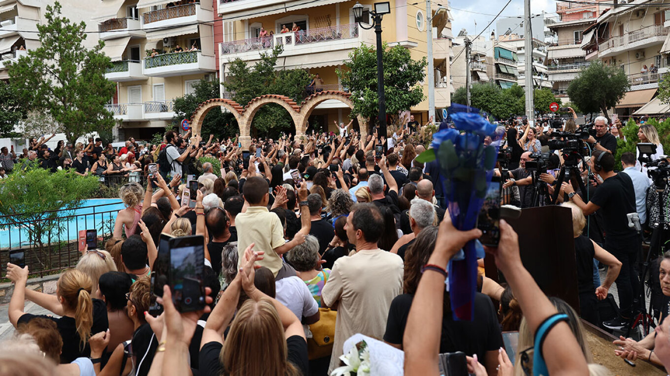 «Ώρες μικρές», «Είσαι το λάθος μου το τελευταίο»: Με αγαπημένα τραγούδια του Γιώργου Μαζωνάκη τον αποχαιρετά ο κόσμος