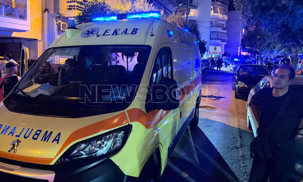 Λιποθυμίες έξω από την εκκλησία όπου βρίσκεται η σορός του Γιώργου Μαζωνάκη: Αυξάνεται το πλήθος