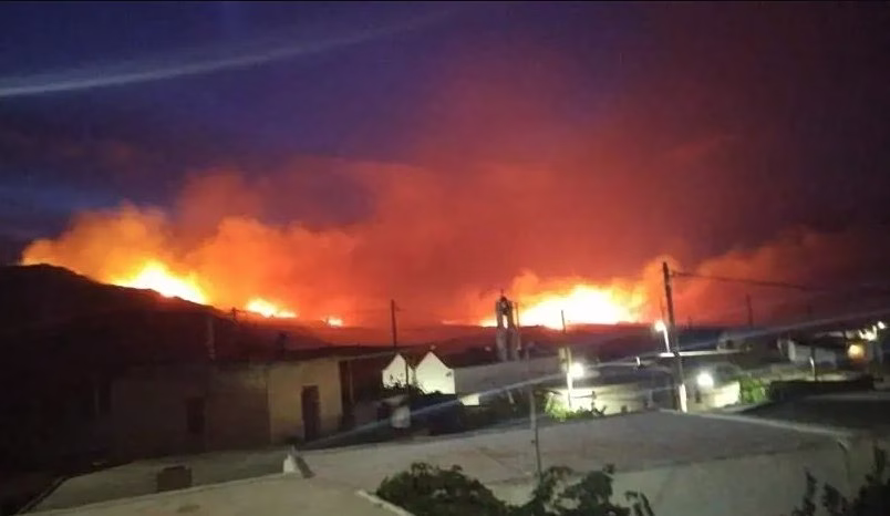 Μαίνεται ανεξέλεγκτη η φωτιά στο Λασίθι – Ήχησε το 112 για ετοιμότητα σε 5 οικισμούς