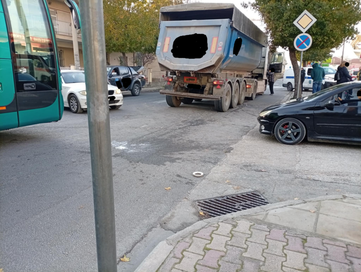 Ανάστατοι οι κάτοικοι της οδού Βόλου στη Λάρισα από τη νέα θανατηφόρα παράσυρση πεζού το Σάββατο